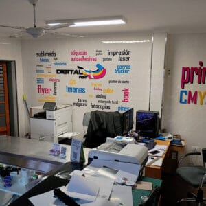 Interior de Digital Print, taller gráfico en Mendoza con impresoras láser y tecnología digital.